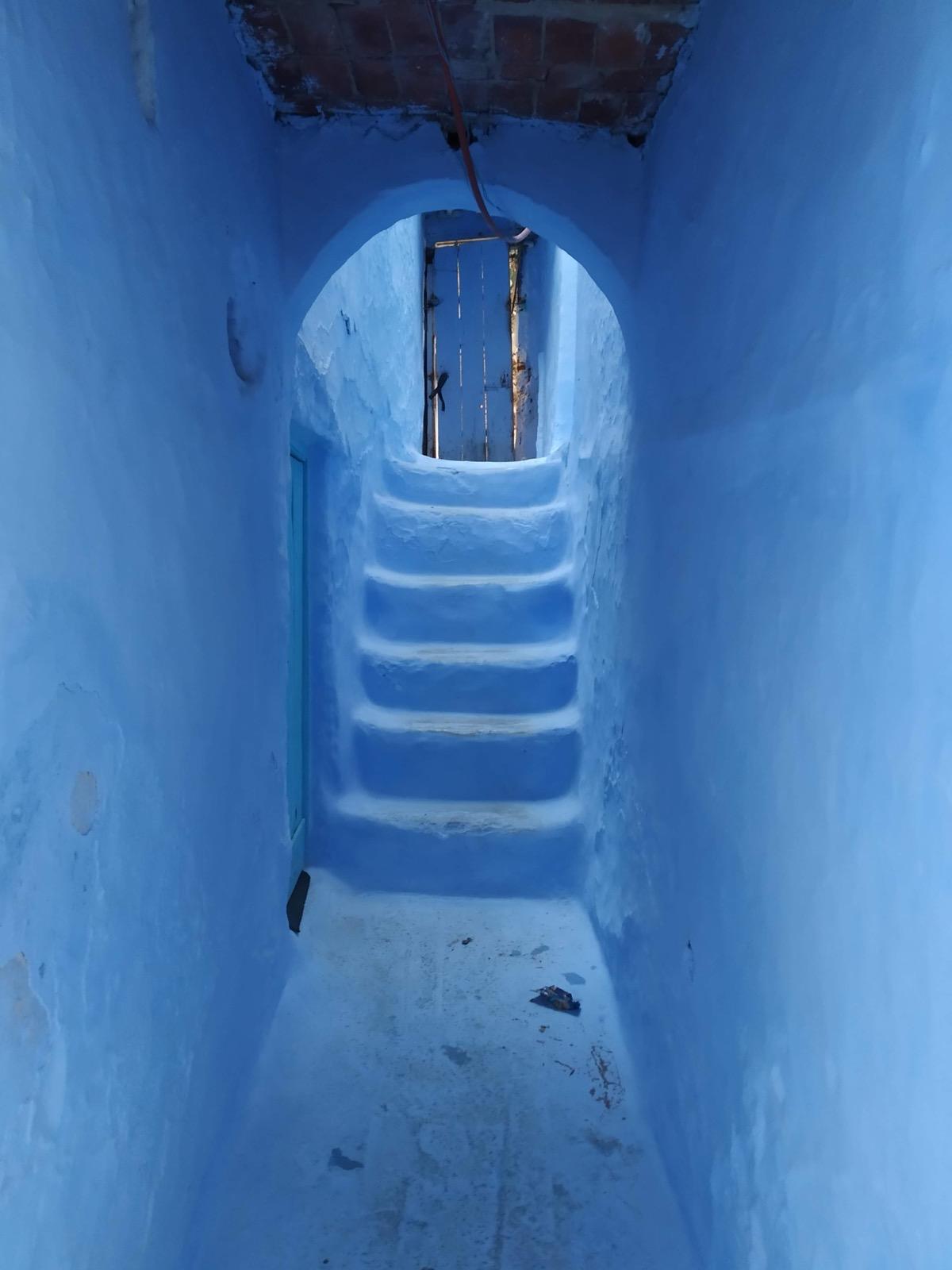 calle color azul en chefchaouen azul en marruecos
