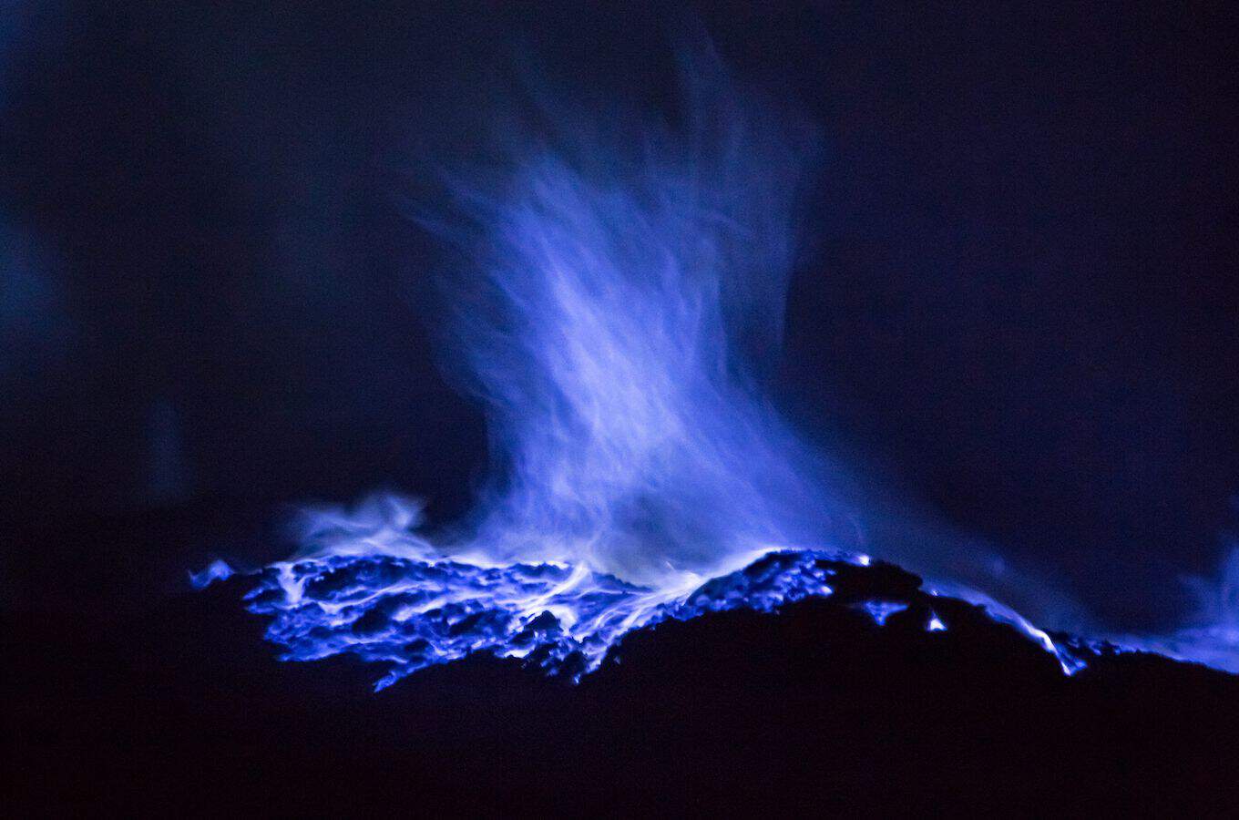 volcán azul indonesia 