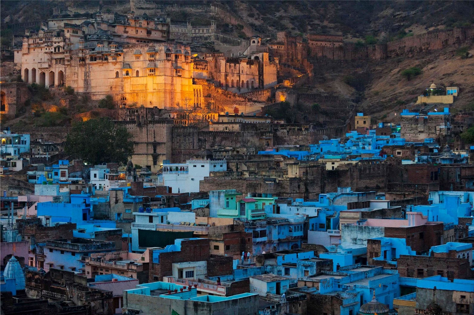 panoramica del fuerte y casas azules en bundi