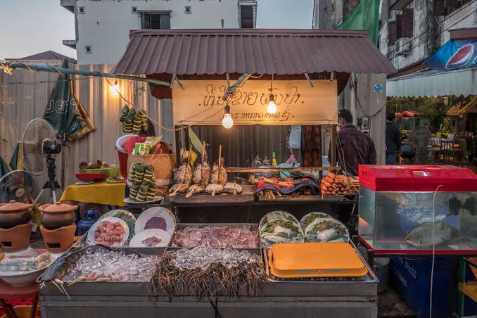puesto de comida callejera en vientian que ver en vientian