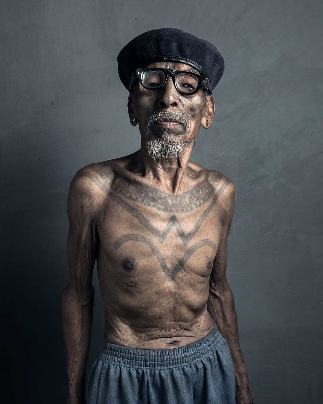 hombre konyak tatuado india y tatuajes