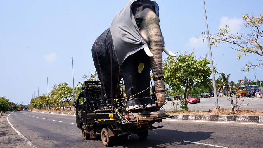 elefantes mecánicos en India