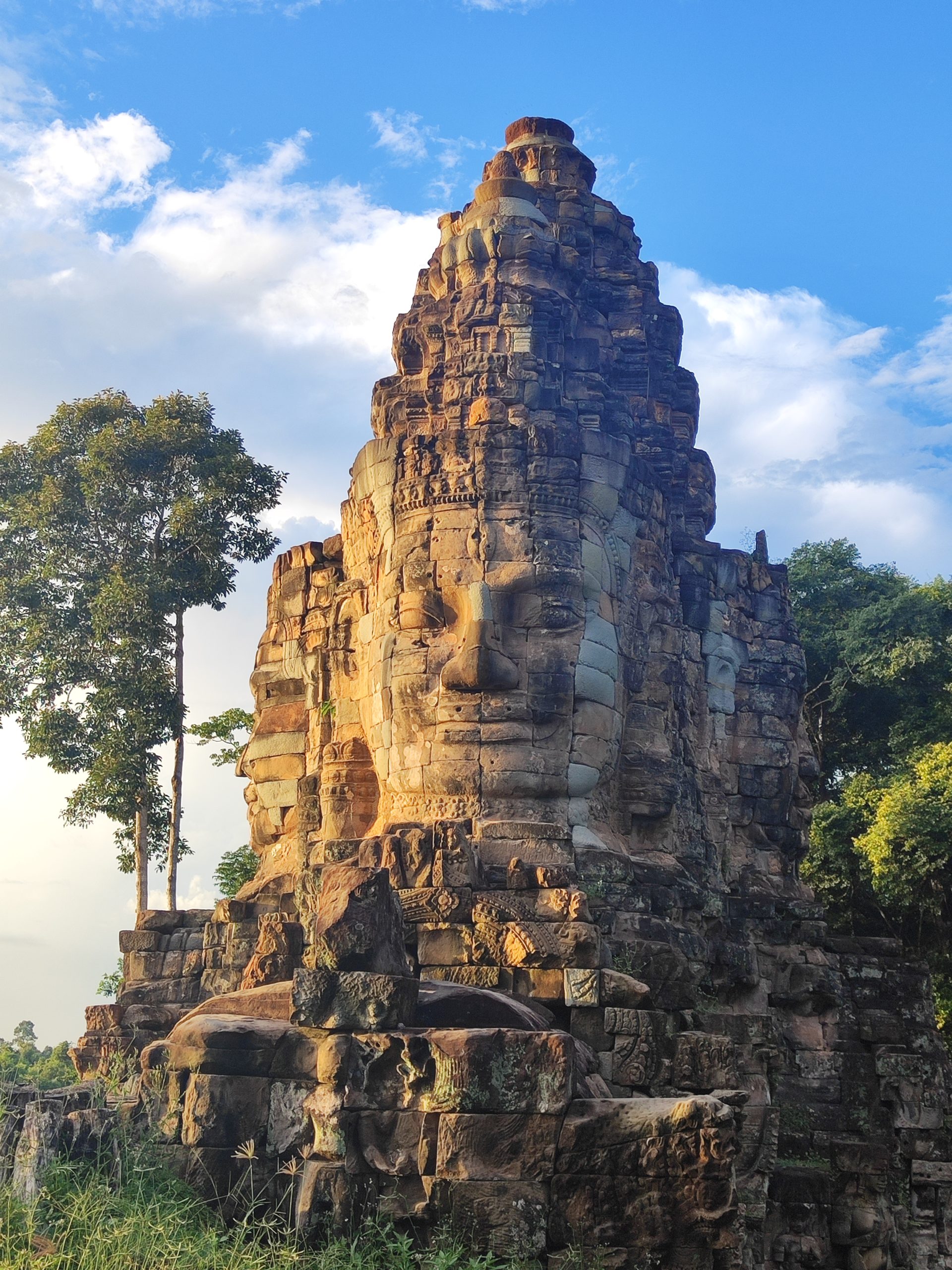 torre con cara esculpida en angkor wat angkor wat