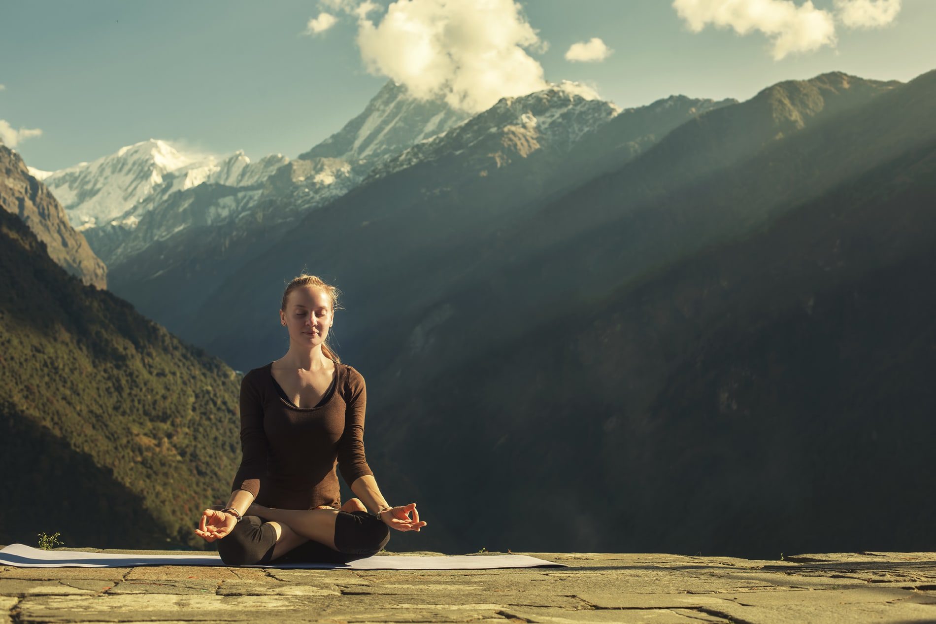 mujer meditando en los himalayas meditar y trekking en himalayas