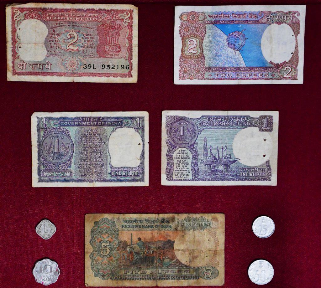 billetes y monedas de 1, 2 y 5 rupias