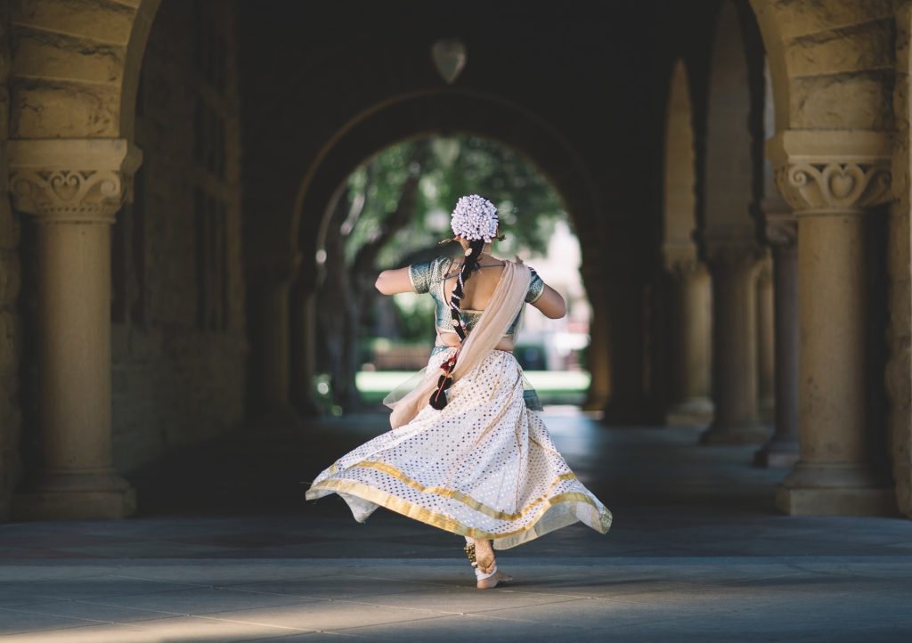 Bailarina india vestida de blanco