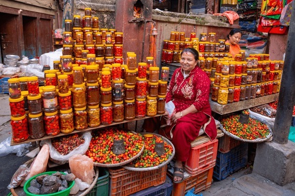 Mujer vendedora en asan tole katmandu experiencias locales en nepal
