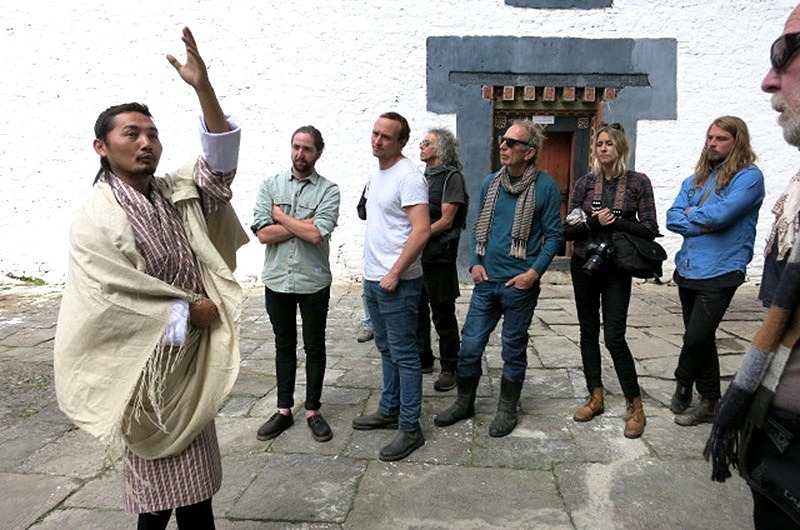 guia con grupo de viajeros en bután guía en bután obligatorio