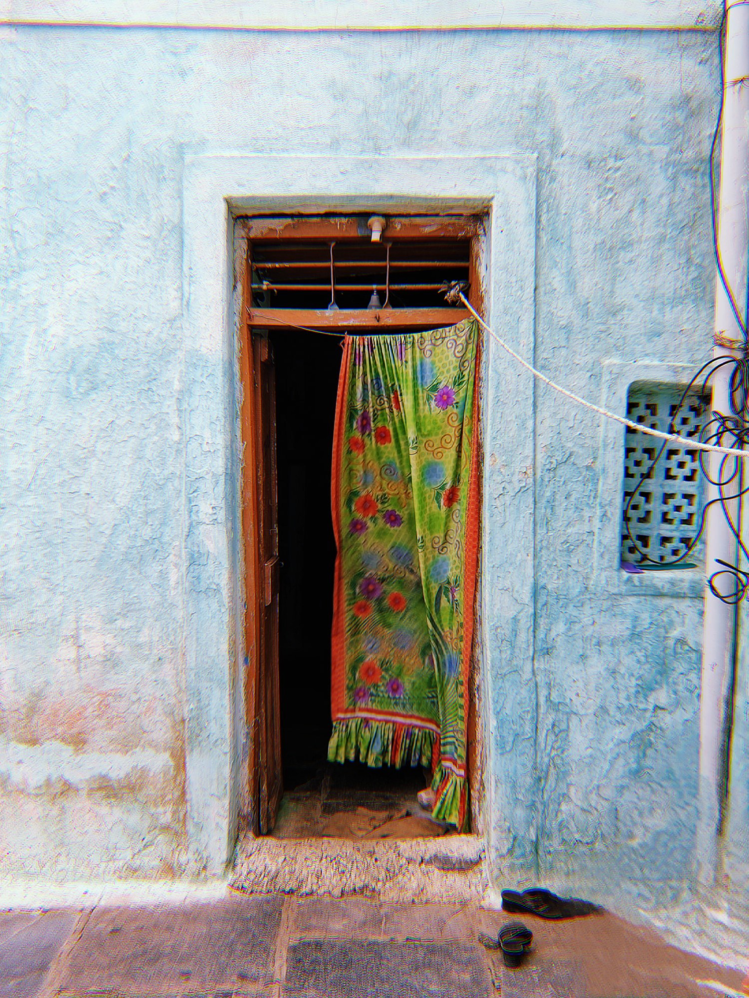 foto de puerta de colores en badami puerta en el pueblo de badami