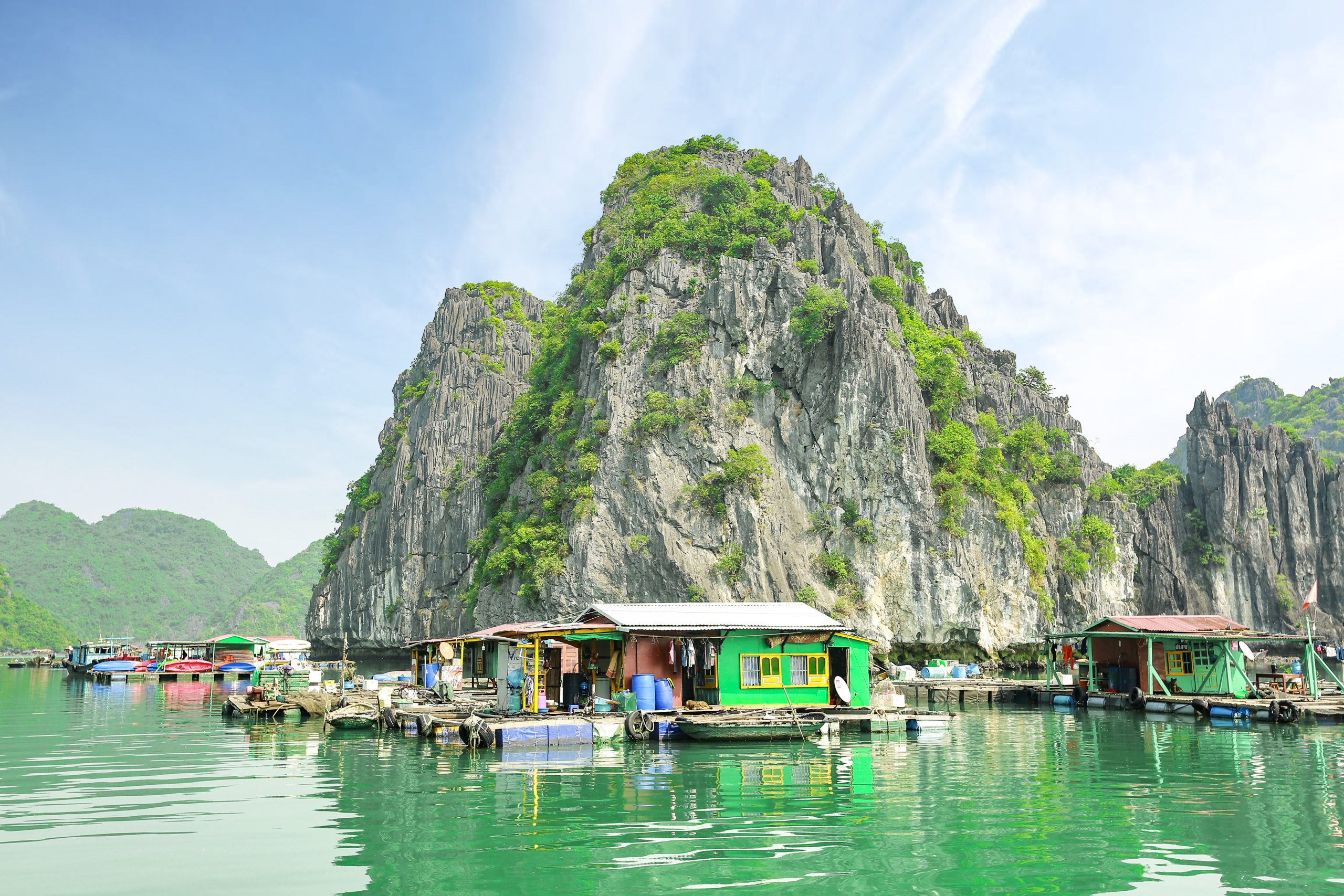 pueblo de pescadores en vietnam lan ha bay
