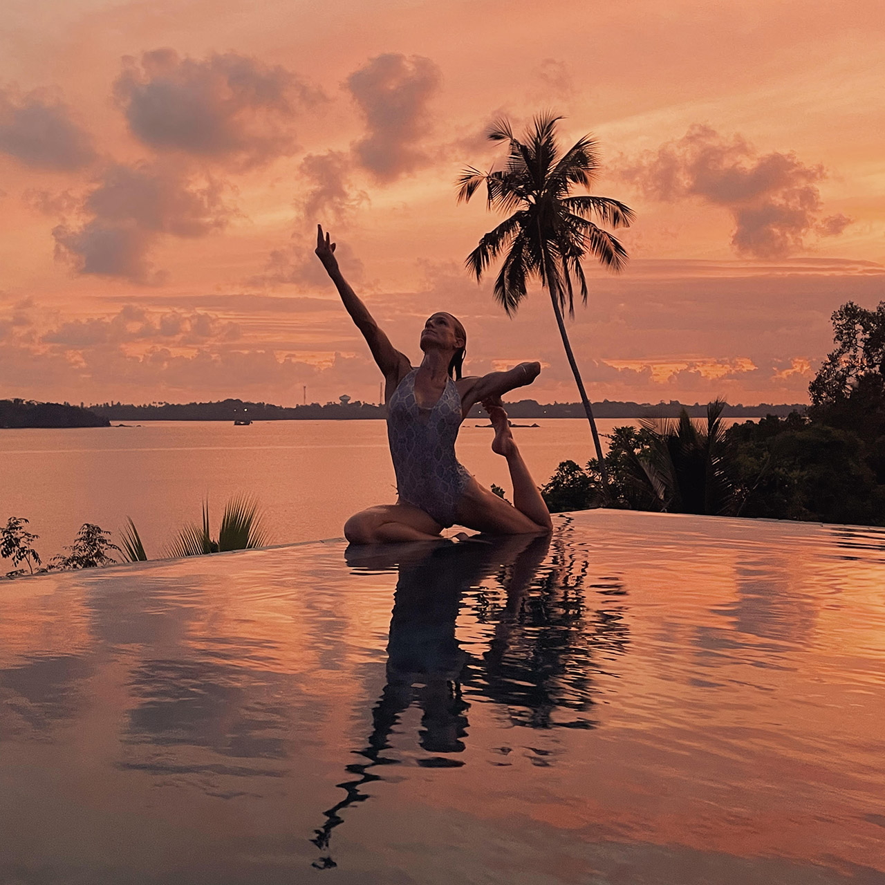 Lara Baumann practicando quantum yoga en Sri Lanka. 