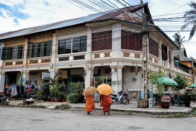 monjes en calle de kampot kampot