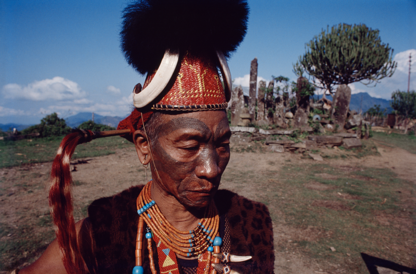 miembro de la etnia naga en india nagas