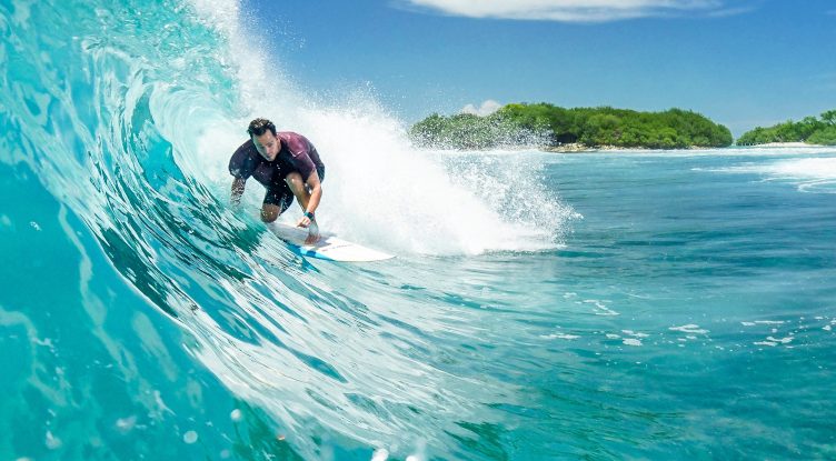 Haciendo surf en Maldivas