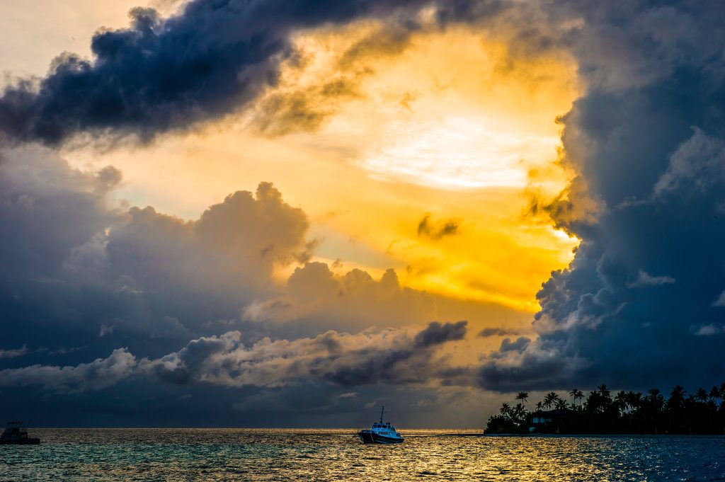 nubes al atardecer en la costa de Maldivas