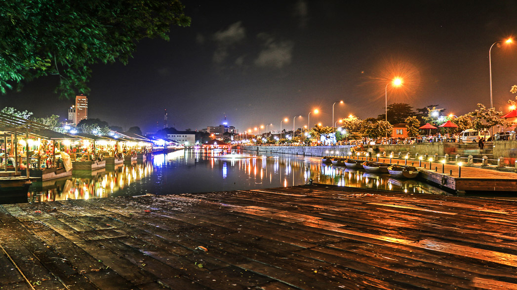 vista nocturna del mercado flotante de pettah 