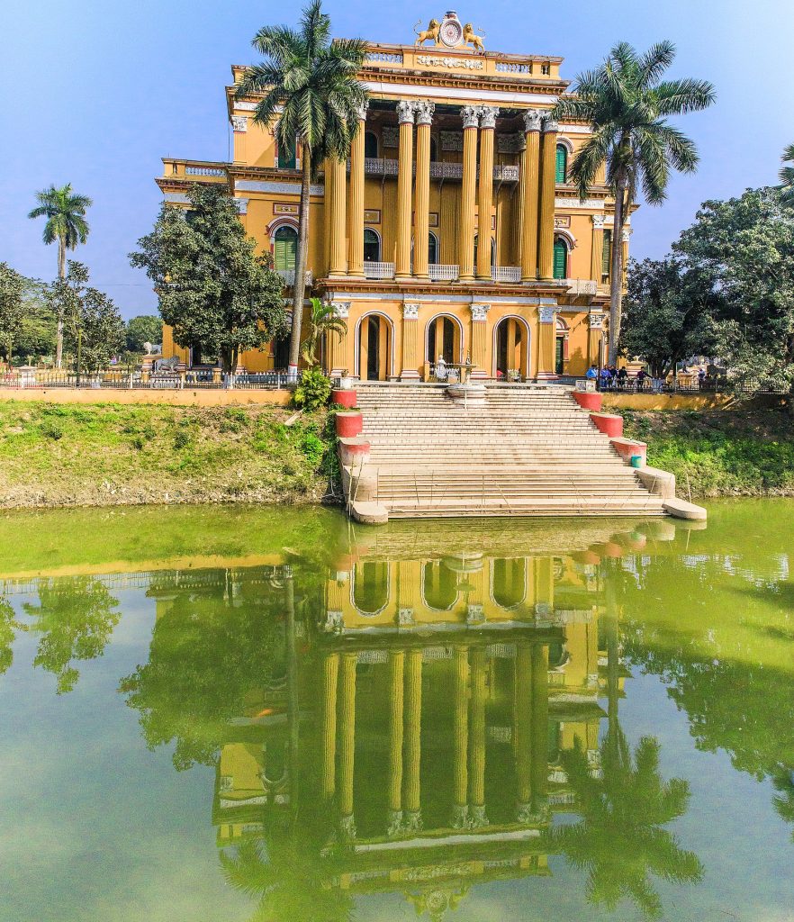Palacio Kathgola reflejado en el agua en Murshidabad 