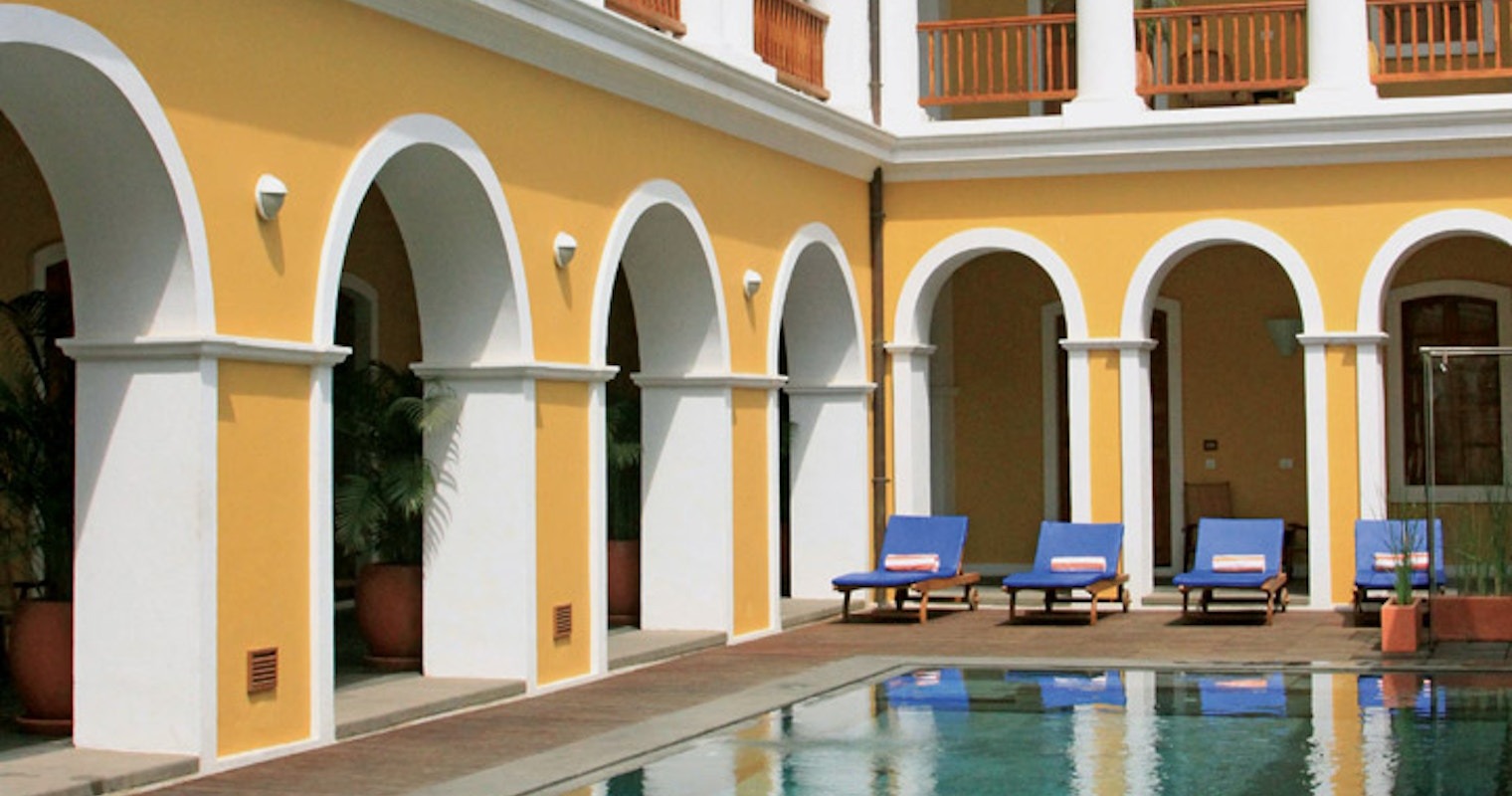 piscina exterior de palais de mahe hoteles en pondicherry
