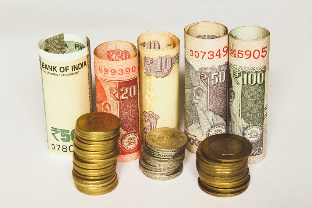 Billetes y monedas de rupias de diferentes valores