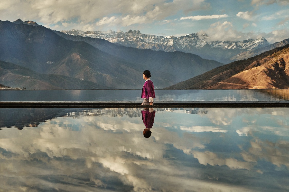 vista de la piscina que refleja los himalayas en hotel en butan six senses bután