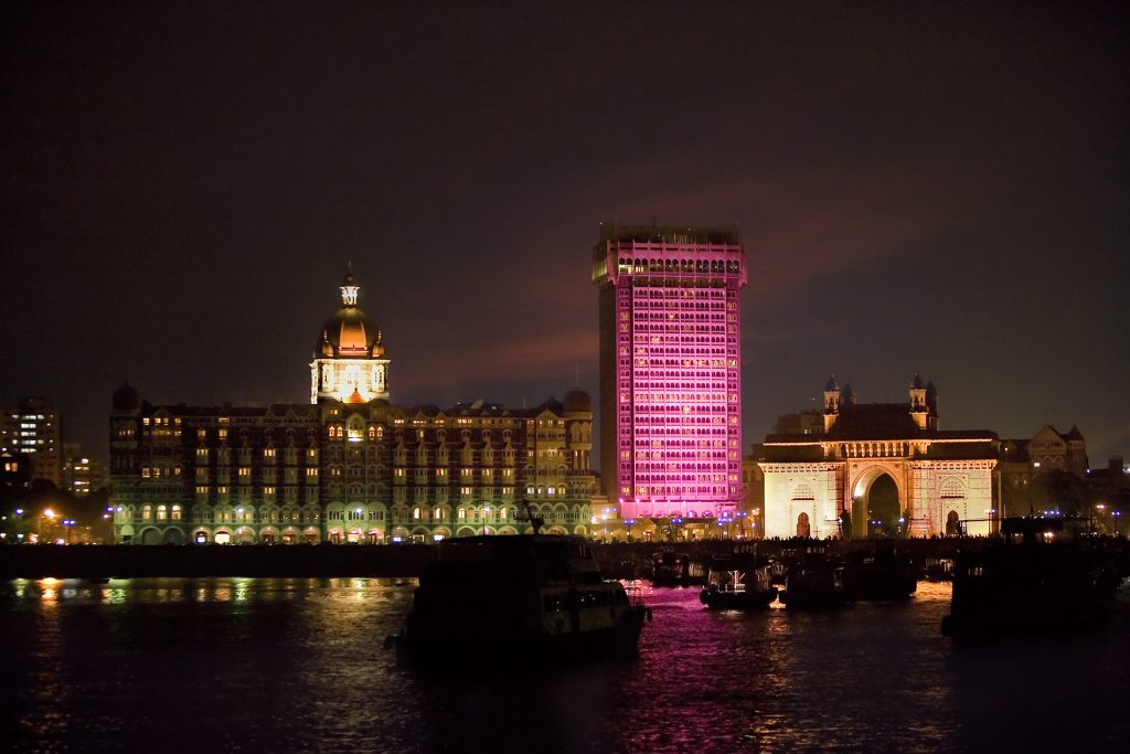 Hotel Taj Mahal Tower con luces nocturnas