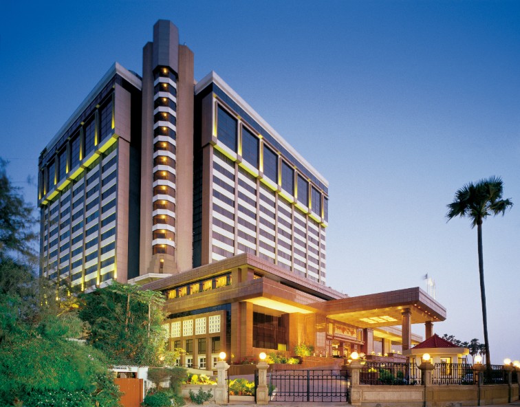 Hotel Taj Lands End al atardecer