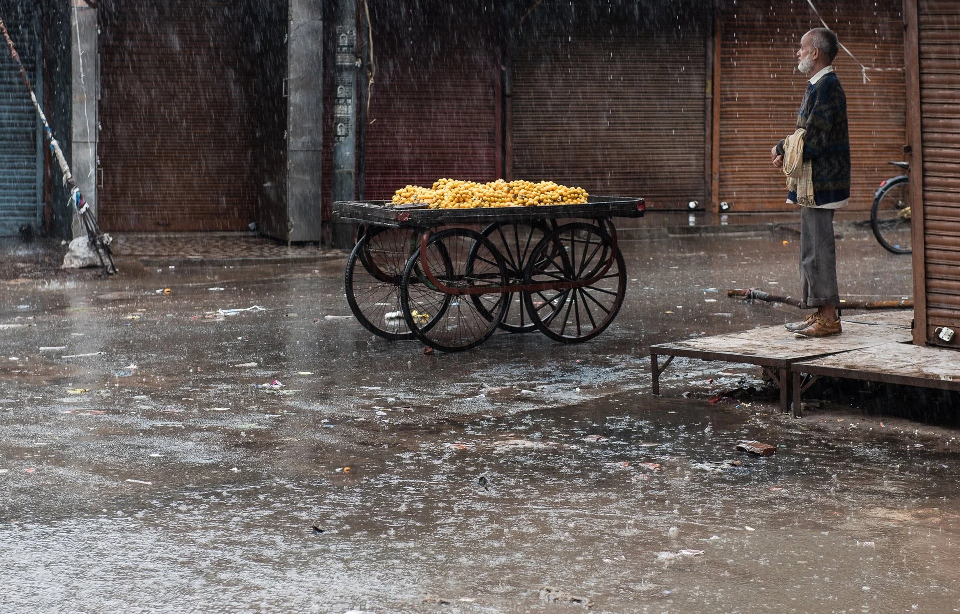 Puesto de comida callejera en India 