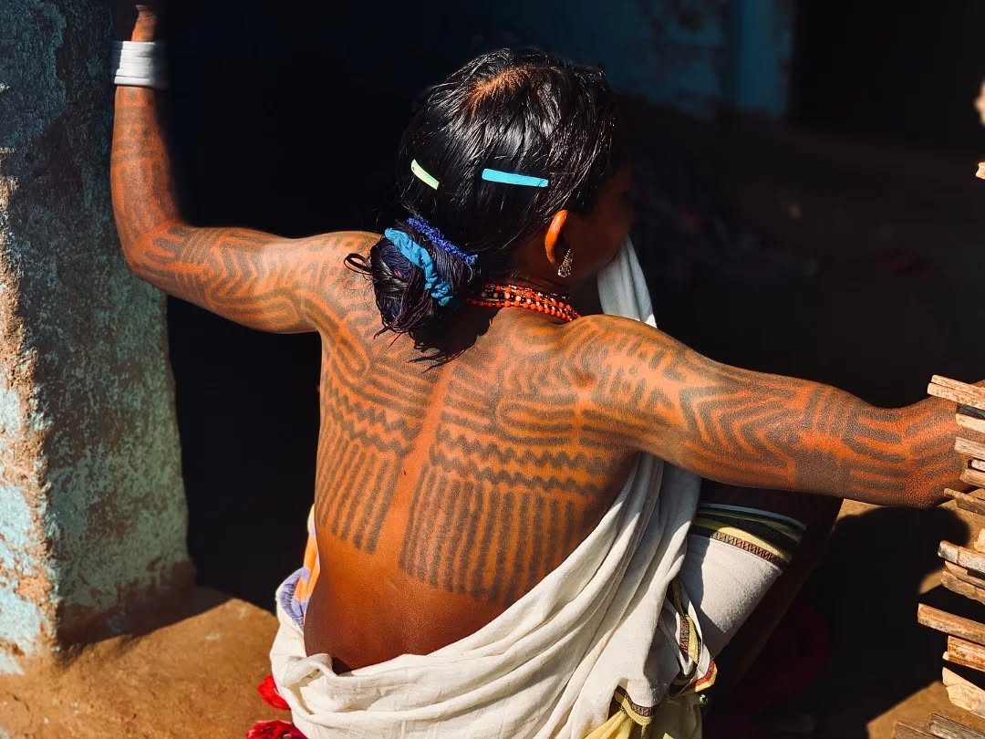 mujer baiga tatuada india y tatuajes