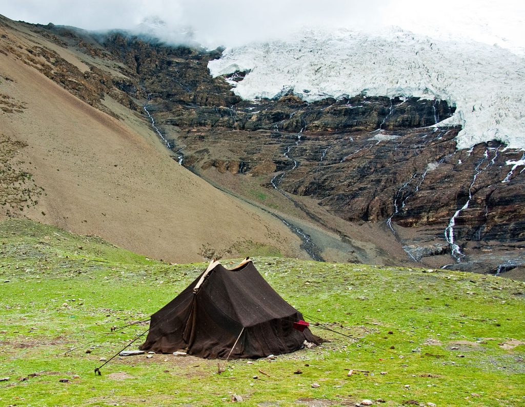 Tienda de nómadas tibetanos en la montaña