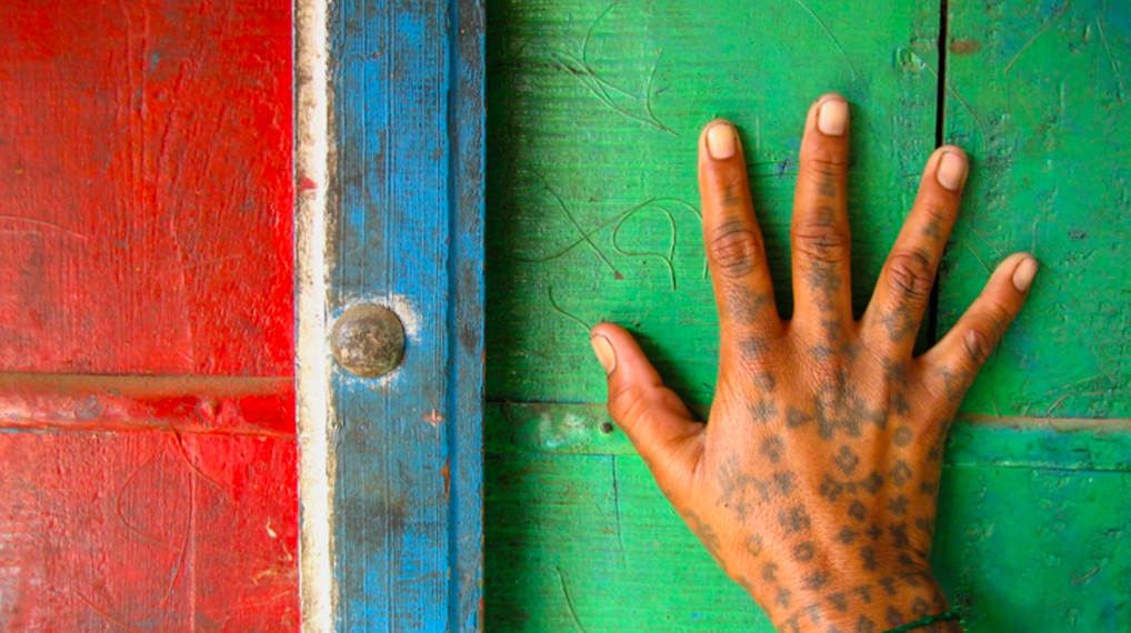 mano con tatuaje India y tatuajes