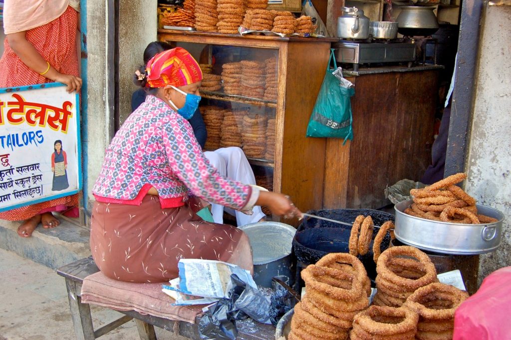 vendedora de sel roti en Nepal