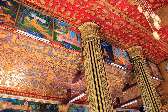 Interior del Pha That Luang phat that luang