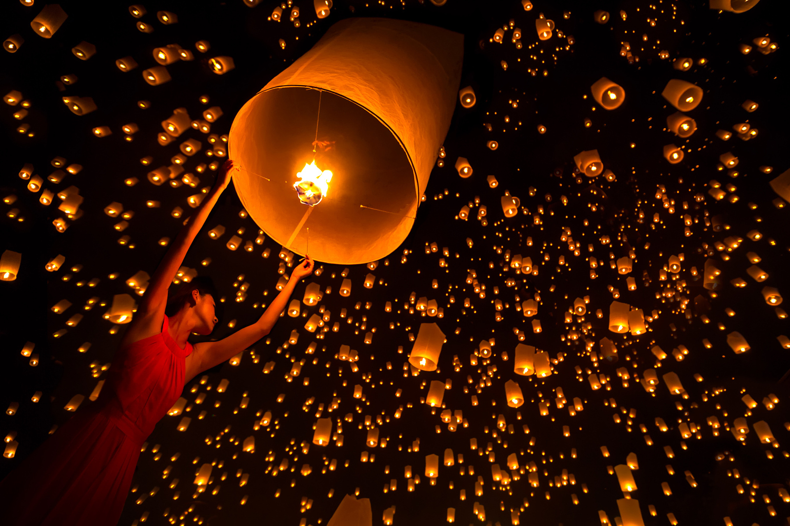 mujer sosteniendo farolillo durante el yi peng yi peng chiang mai